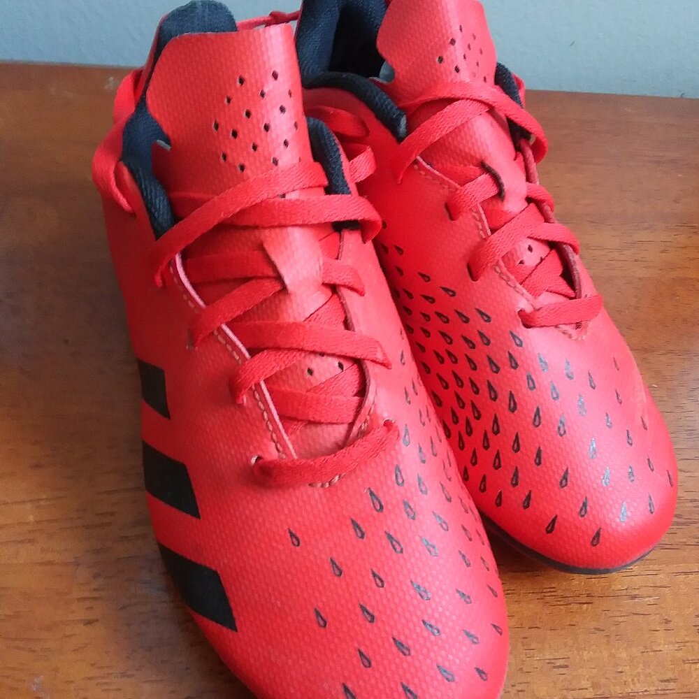 Adidas Kids Predator Freak FxG/4 Soccer Cleats in Red/Coreblack sz US 3